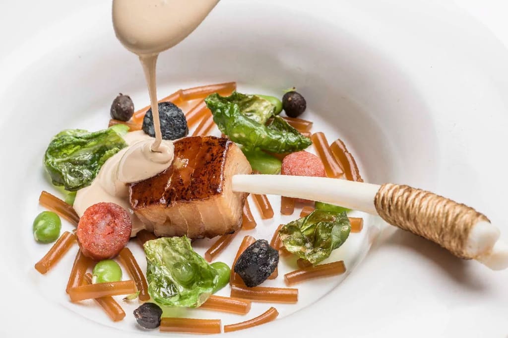 Imagen de un plato del menú degustación de Aponiente