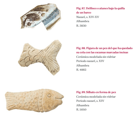 Imagen museística de cerámicas con representación de atunes.